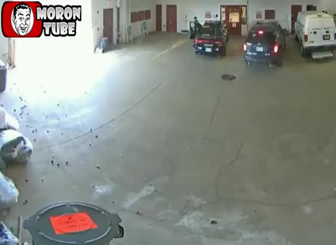 Video :A suspect tricks the cops by using an open door